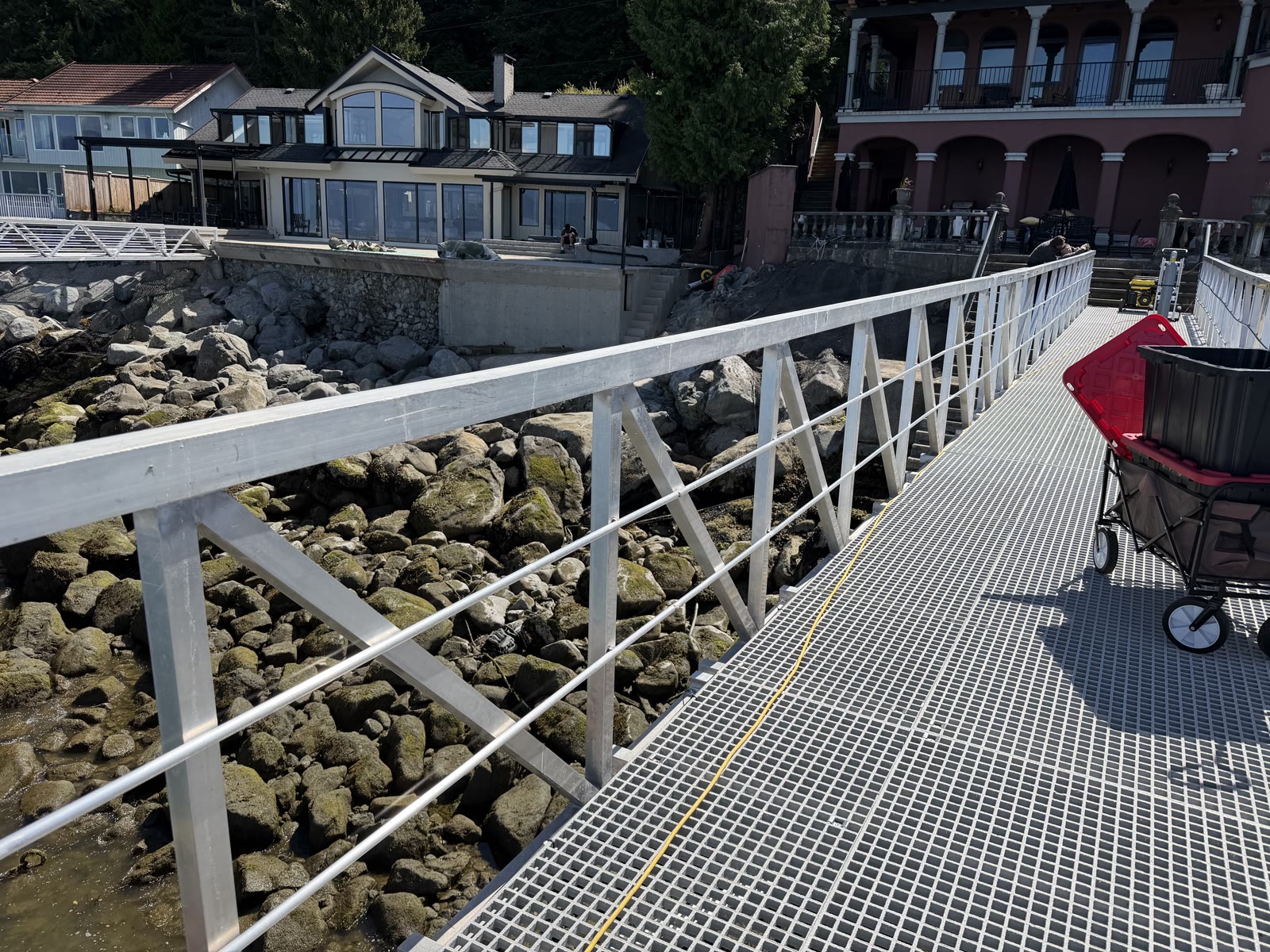 Full-length aluminum dock gangway and railing
